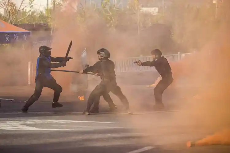 新疆铁警节前反恐演练筑牢安全防线