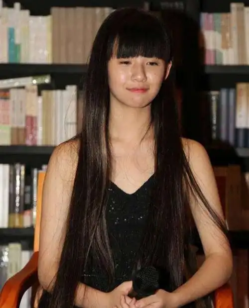 原创小彩旗频繁出入夜店,与大叔"夫妻相称",杨丽萍声称:不再培养