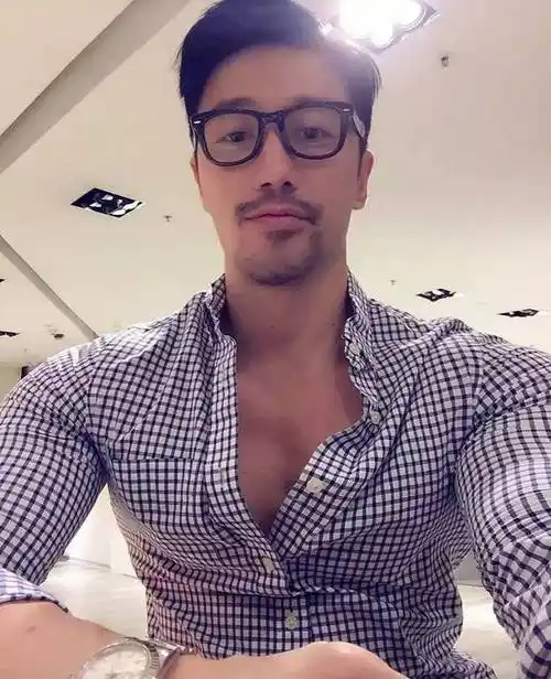 号称新加坡版林志颖这位50多岁的大叔不仅有颜有钱更有身材