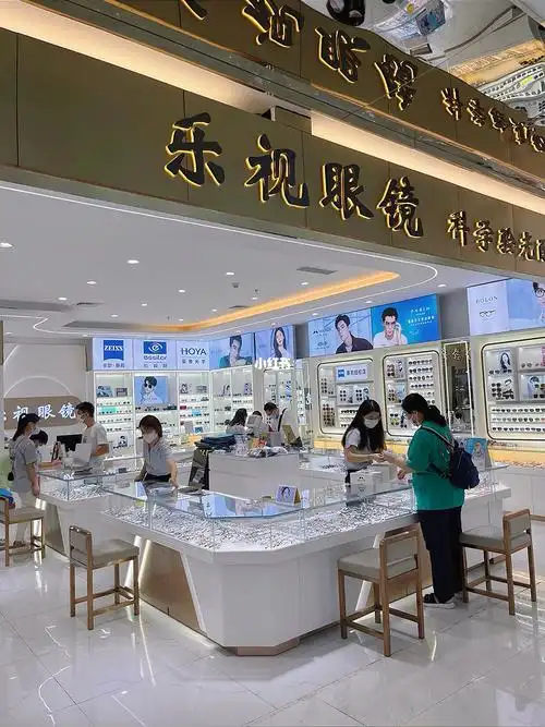 深圳配镜嘉宝乐视眼镜忙碌的一天