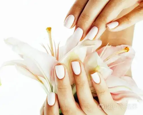 抱着花百合的修指甲的手
