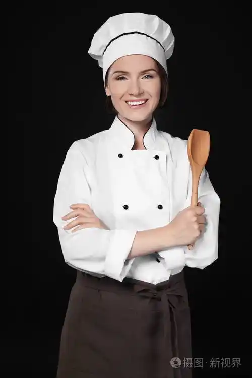 用锅铲的女厨师照片-正版商用图片022l19-摄图新视界