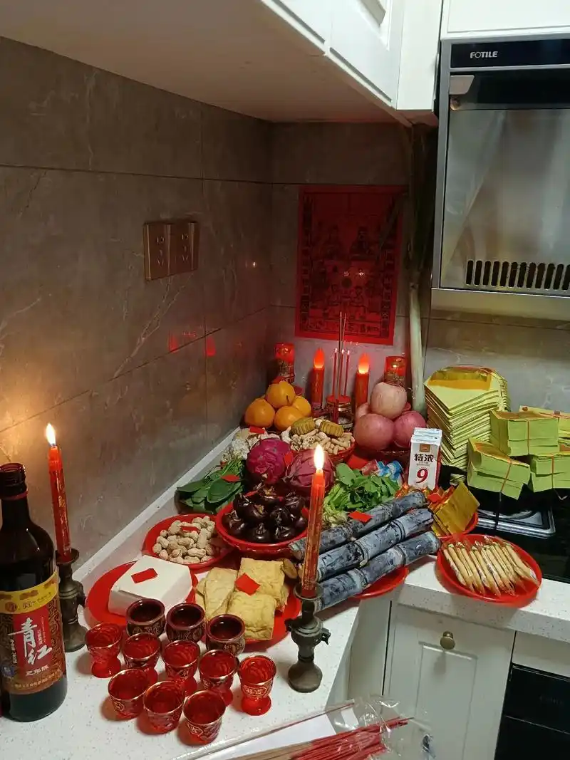 福州祭灶有官三民四之说. 供品也比较特别,在年糖年饼的基础上 - 抖音