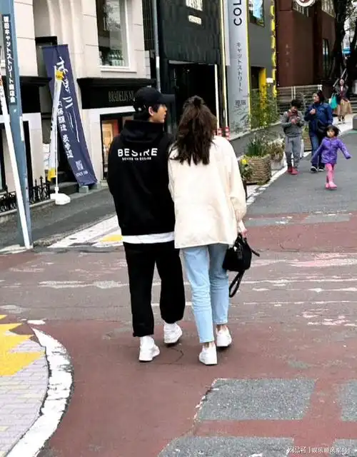 宋仲基携家人国外旅游夫妻俩手牵手秀恩爱粉丝福利超级赞