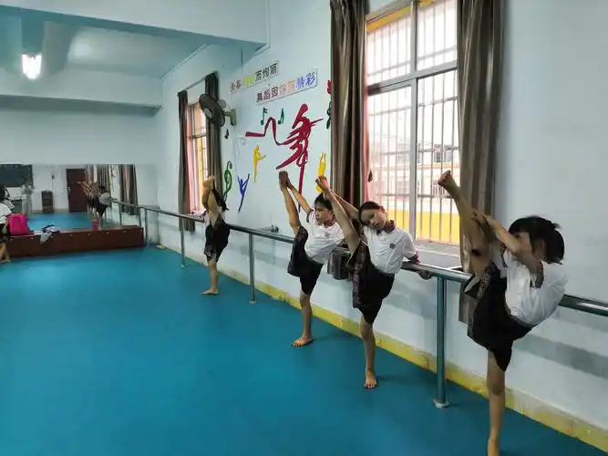 七坊中心校少年宫舞蹈排练基本功.