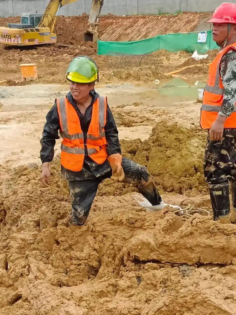 打工苦,打工累,打工人是真不易.这四张照片是工地施工的一个小 - 抖音