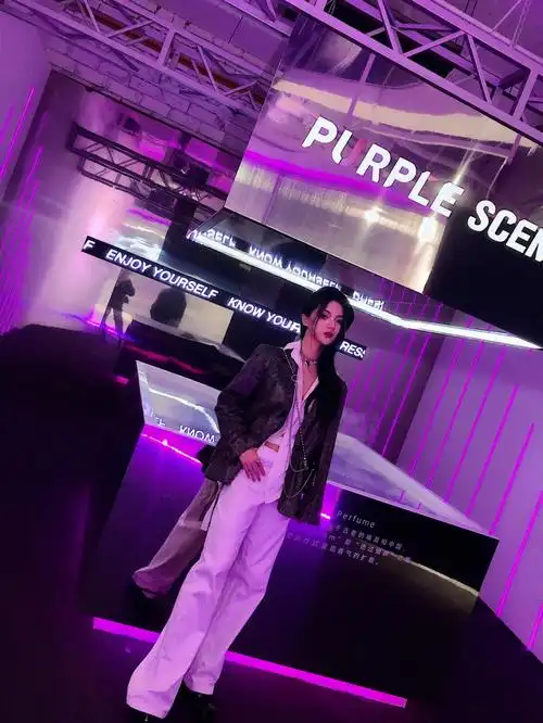 ootd紫色系氛围感展览未来感穿搭