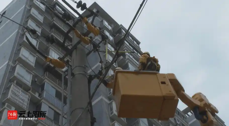 雨季来临故障多 供电工人抢修忙