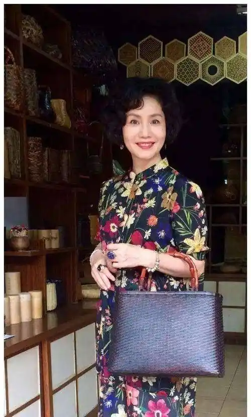 前电视主持人徐俐,素颜照满面春风有气质,她和二婚老公很幸福_张天蔚