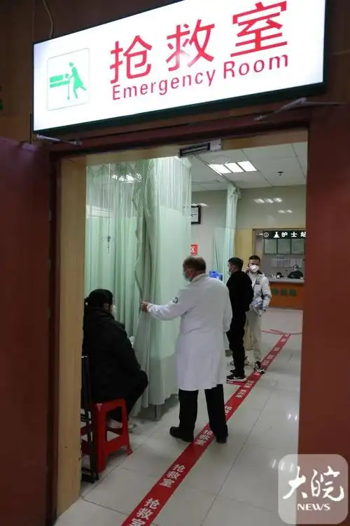 春节假期第一天,淮南市第一人民医院急诊科主任洪德瑞本该休假在家,可