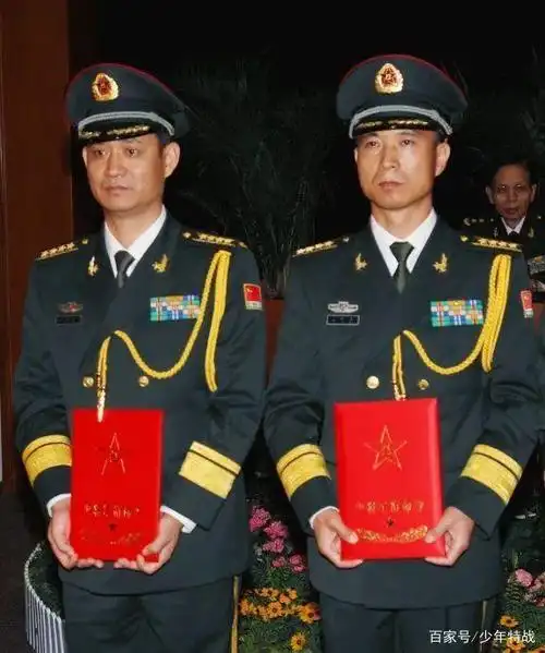 聂海胜和另一位航天员费俊龙同时被授予少将军衔.