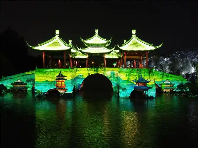 扬州瘦西湖风景区灯光璀璨,通过3d投影,雾森等方式展现瘦西湖的夜景