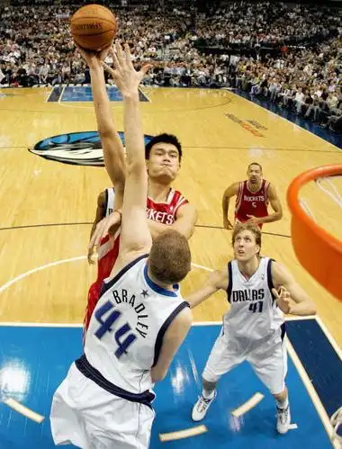 图文-[nba]火箭124-114小牛 姚明强攻布拉德利