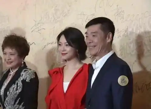 一,"康祈祖"徐若琪的妻子名叫高宇,她以前同样是一名演员,不知道大家