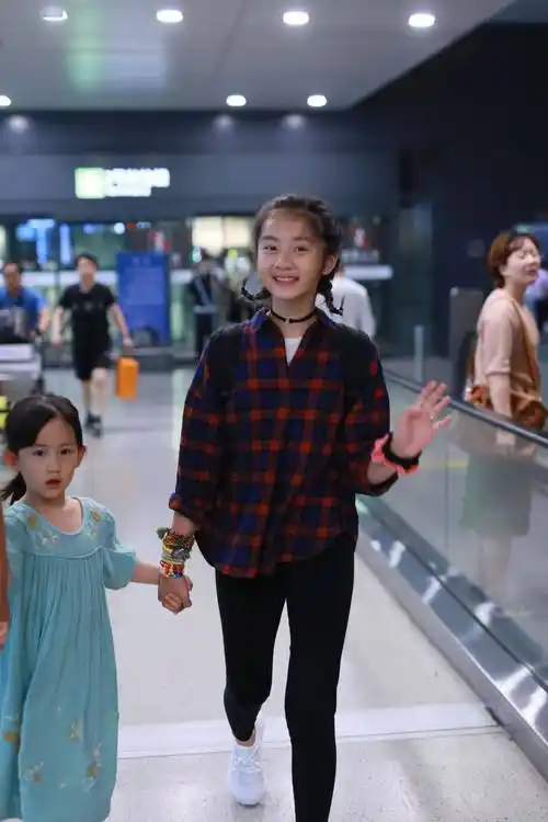 16岁女儿黄多多自拍照,白色大码衬衣,御姐范儿足_网友_姐姐_孙莉