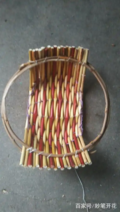 十一,用两根粗细适当的荆条固定好筐口.