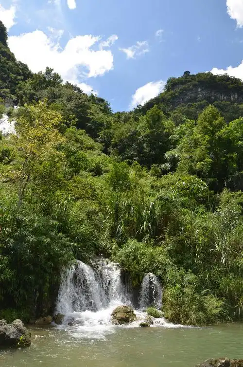 继续前行,一路山水相伴,左边是山,右边是水,山高水低,青山