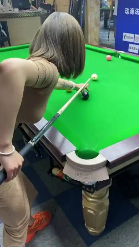 美女这台球姿势一杆清台,超级赞!-度小视