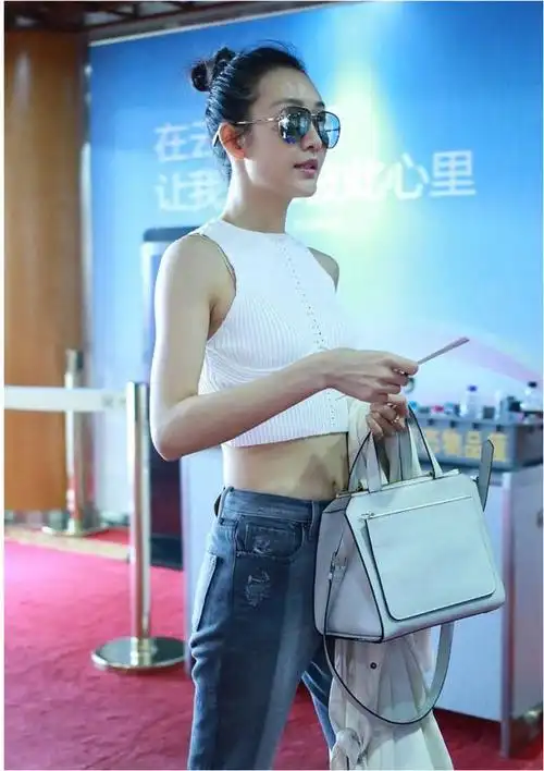 连帽卫衣配牛仔短裤学王鸥搭配一双过膝长靴瞬间变时尚达人