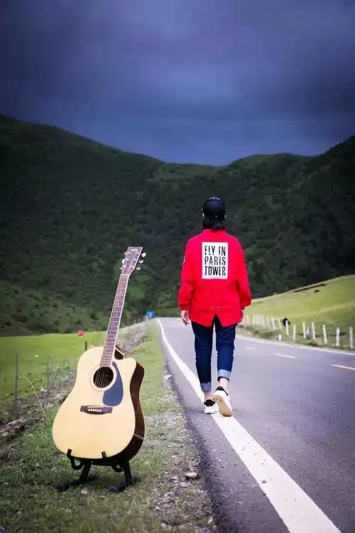 我辞职后开着房车去色达,背着吉他,浪迹天涯
