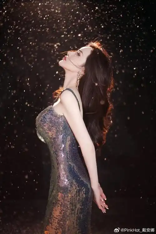 pinkhot_戴安娜超话  当你在穿山越岭的另一边  我在孤独的路上没有