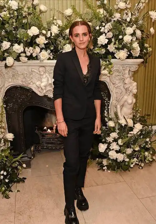 原创赫敏艾玛沃特森老得这么快穿薄纱裙亮相红毯太瘦真显老