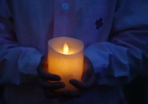 今夜烛光寄托哀思祈愿和平