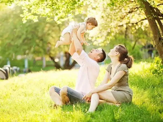 一家三口熟睡宝宝一声咳嗽母亲立马惊醒随后爸爸举动令人羡慕