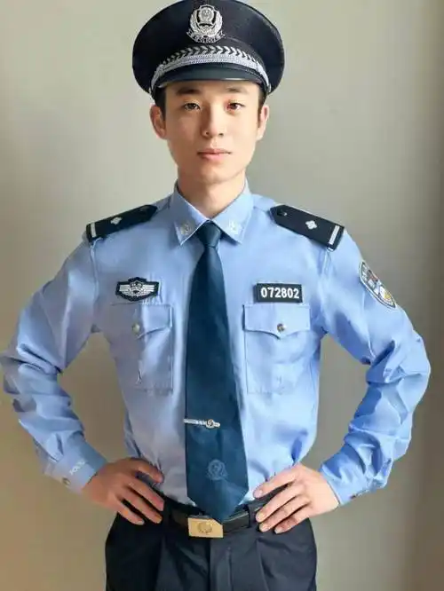 心里种下一颗种子,哒啦滴哒啦~_父亲_梦想_警服