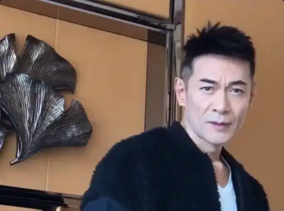 tvb名演员江华近况罕曝光发型锡纸烫身材消瘦曾患抑郁症隐退