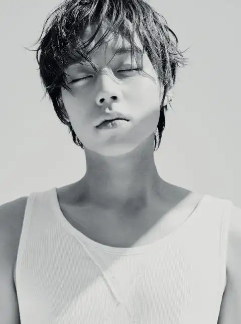 朴志训近日为时尚杂志《gq》6月号拍摄了一组写真