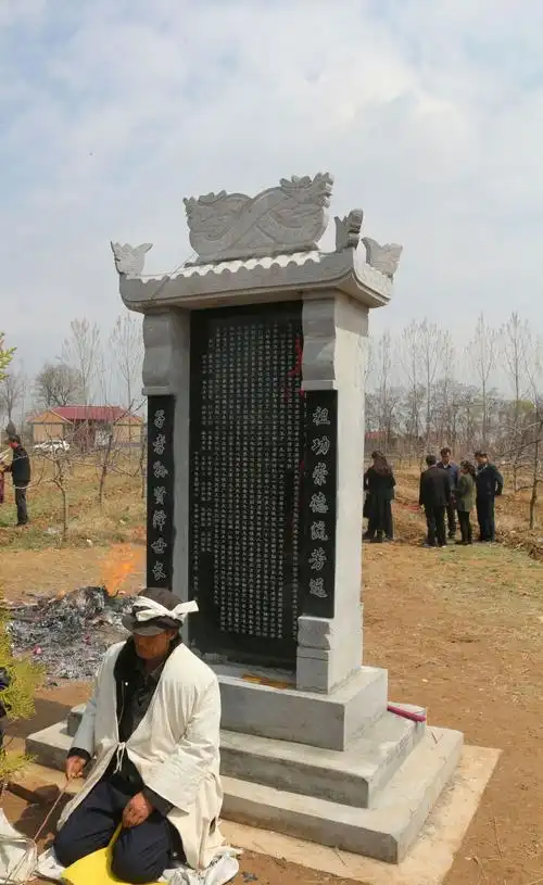 公元二零一七年农历三月初八,何氏宗亲相聚一堂,在