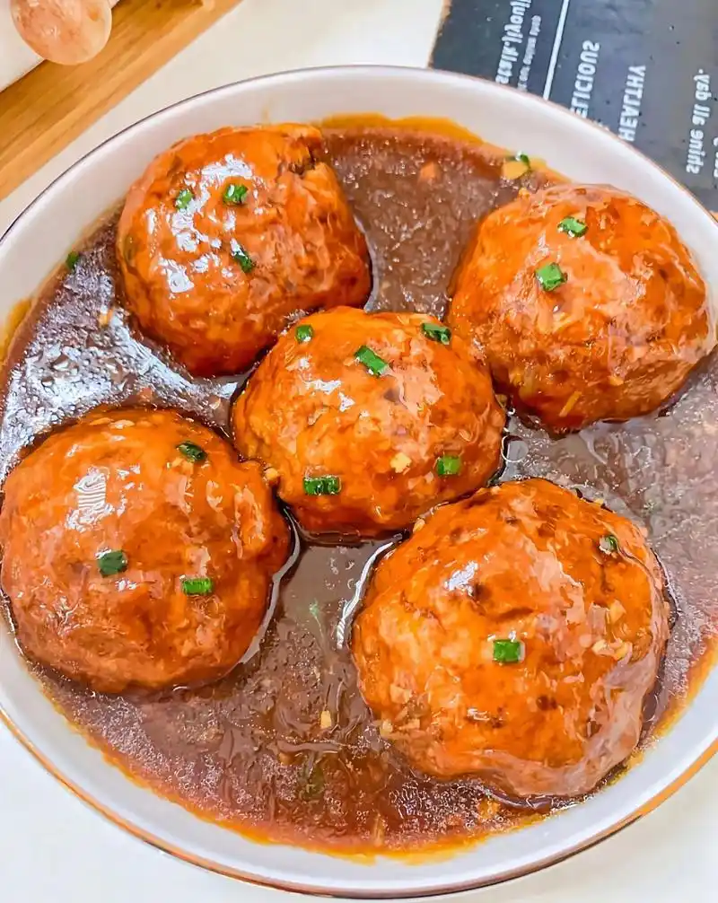 红烧狮子头.也叫四喜丸子,谁能拒绝这一口裹满汤汁的大肉丸子, - 抖音