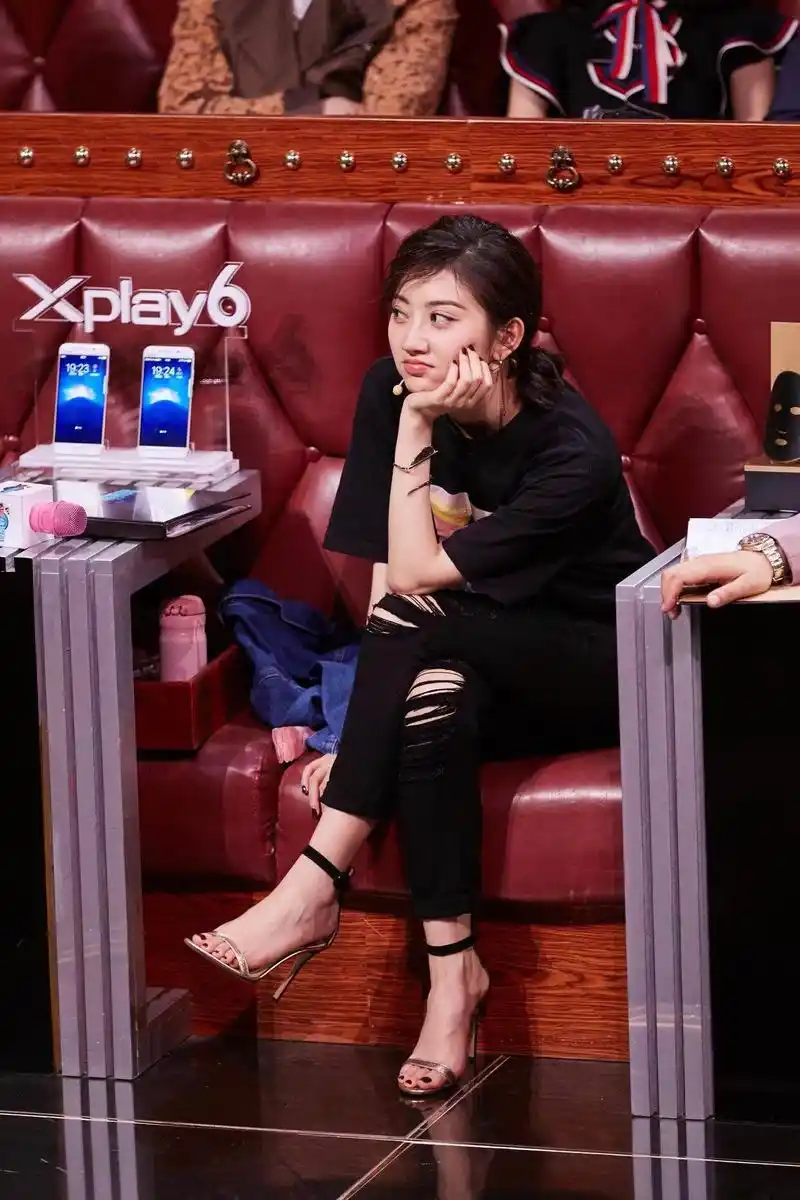 景甜真时髦,小脚裤配高跟鞋显瘦洋气,穿搭休闲但很高级