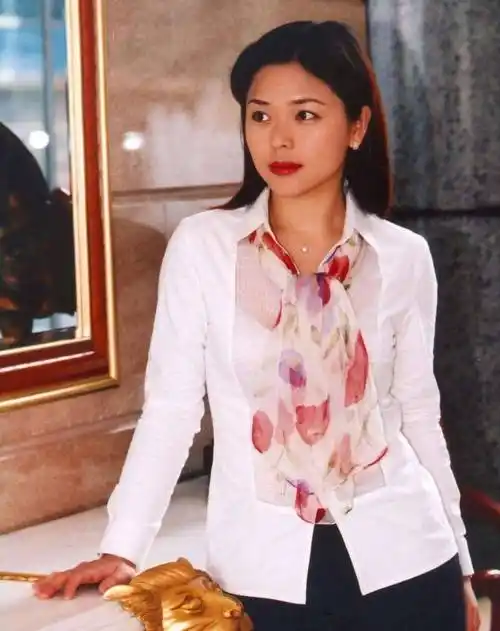 原创《凤凰卫视》主持人谢亚芳近照,超有女神范!她老公是银行职员