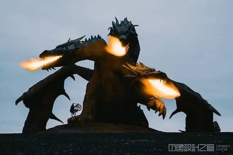 49英尺高的三头龙雕塑在俄罗斯燃起真正的火焰