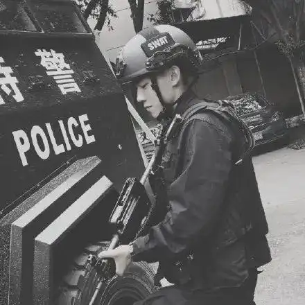 再来看成都特警文潇伟,他当时在太古里执勤时被网友拍照片发到了网上