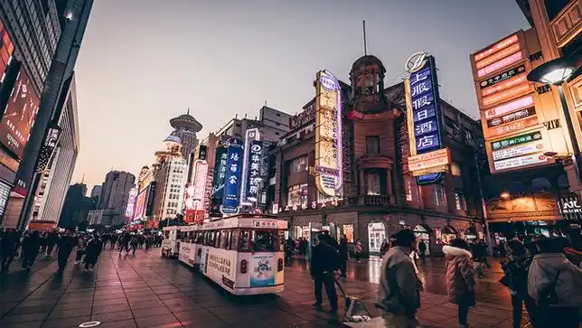 至人民广场站下车(19号口出)到达方式:俗话说"十里南京路,一条步行街"