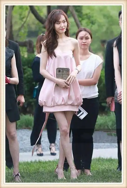 唐嫣不仅颜值高,172的身高更是让人羡慕,所以穿衣服很难遇到敌手的.