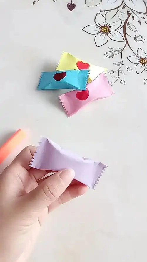 爱心牌折纸糖,几步就完成,可以在里边装小礼物,给朋友惊喜哦