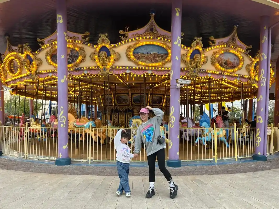 华谊兄弟电影乐园.跟女儿一起玩了儿童过山车,她吓得腿都软了, - 抖音