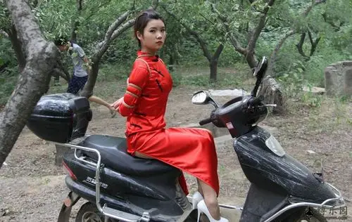 【转载】红旗袍新娘五花大绑跟随夫君回娘家