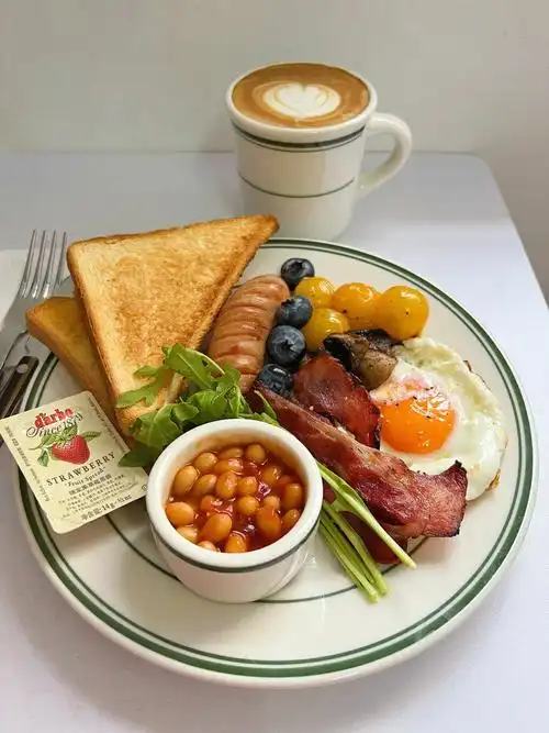 morning简单的英式早餐一盘端