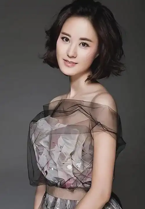 她曾是重庆最美的高考状元如今当上央视主持人42岁依然单身