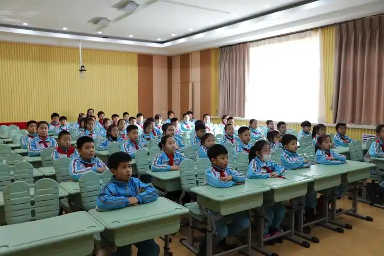 上午9:30,在朝阳小学的会议室里,延吉市公安局交警大队宣传中队中队长