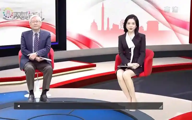 东方卫视美女主播雷小雪肉丝美腿,主持《双城记》节目_哔哩哔哩_bili