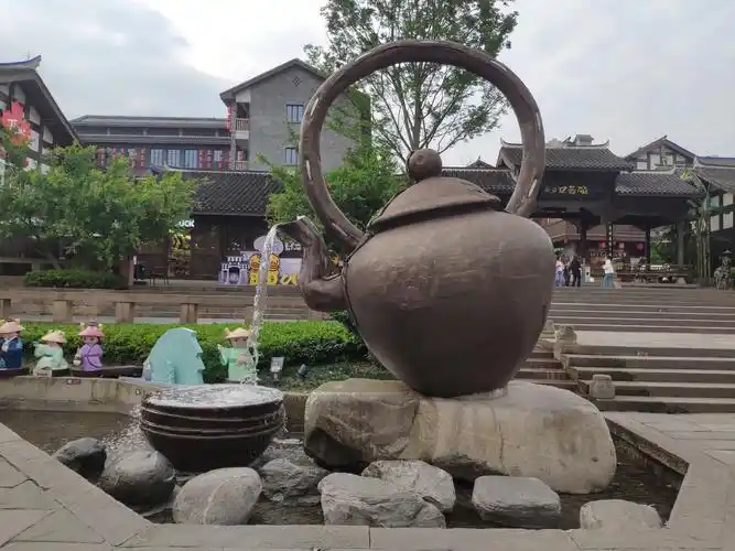 重庆磁器口古镇现巨型大茶壶高度35米茶壶采用紫铜