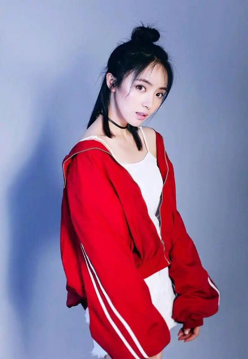 那个时候刘晓洁刚进入学校,还在军训期间,正好有文工团到学校挑选演员