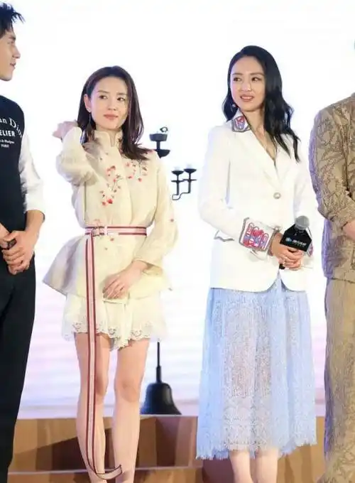 董洁和董璇同框,两人相差8厘米,一个穿得清纯,一个穿得干练_衬衫_风格