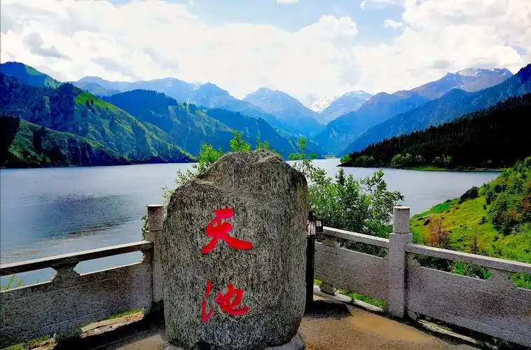 高山湖泊,大美新疆的另一道风景线.